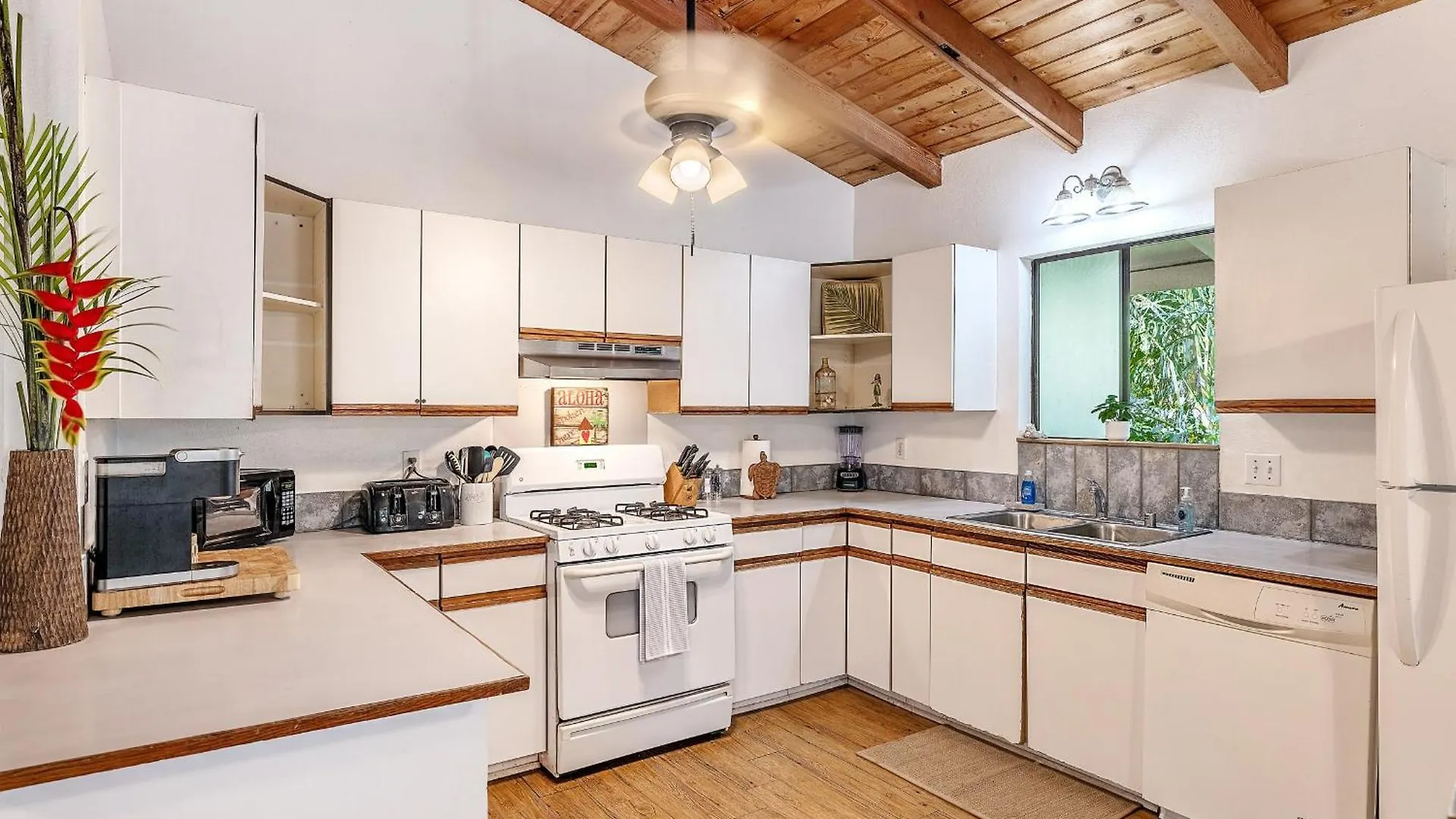Spacious North Shore Apartment Near V-Land Haleiwa